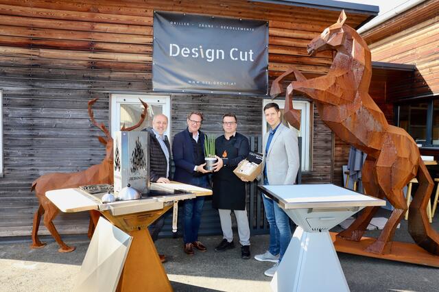Designcut-Chef Philipp Sammer mit Bgm. Marcus Martschitsch, Christoph Ehrenhöfer und Markus Hummer. | Foto: Alfred Mayer