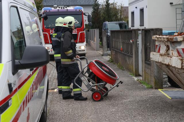 Ein Hausbesitzer in Wels-Schafwiesen wurde von Rotem Kreuz und Feuerwehr tot aufgefunden. Allem Anschein nach soll eine CO-Vergiftung den Mann getötet haben. | Foto: laumat.at