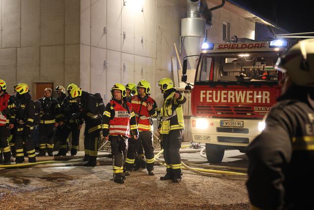 Vier Feuerwehren bei Brand eines Hackschnitzel-Anhängers auf einem Bauernhof in Eberstalzell. | Foto: laumat.at