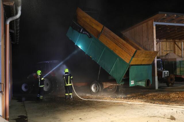Vier Feuerwehren bei Brand eines Hackschnitzel-Anhängers auf einem Bauernhof in Eberstalzell. | Foto: laumat.at