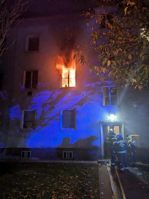 Großalarm in der Nacht auf Dienstag, 5. November: In der Hietzinger Waldvogelstraße kam es gegen 4.20 Uhr zu einem Zimmerbrand. | Foto: Berufsfeuerwehr Wien