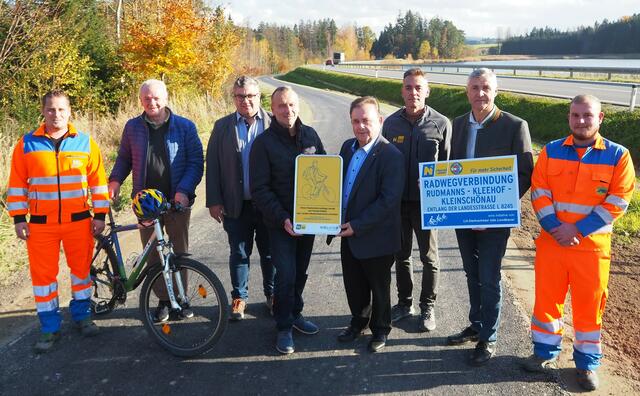 Markus Braunsteiner (Straßenmeisterei Zwettl), DI Johannes Prinz (Stadtrat von Zwettl), Robert Koppensteiner (Leiter-Stv. der Straßenmeisterei Zwettl), NR Alois Kainz in Vertretung von LH-Stellvertreter Udo Landbauer, LAbg. Franz Mold (Bgm. von Zwettl), DI Jochen Lintner (Leiter-Stv. der Straßenbauabteilung Waidhofen/Thaya), Gerald Knödlstorfer (Stadtrat von Zwettl), Sebastian Redl (Straßenmeisterei Zwettl). | Foto: NOEL