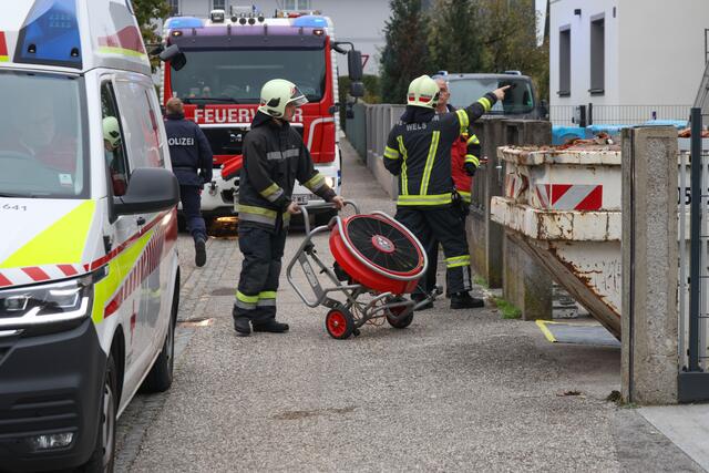 Ein Hausbesitzer in Wels-Schafwiesen wurde von Rotem Kreuz und Feuerwehr tot aufgefunden. Allem Anschein nach soll eine CO-Vergiftung den Mann getötet haben. | Foto: laumat.at
