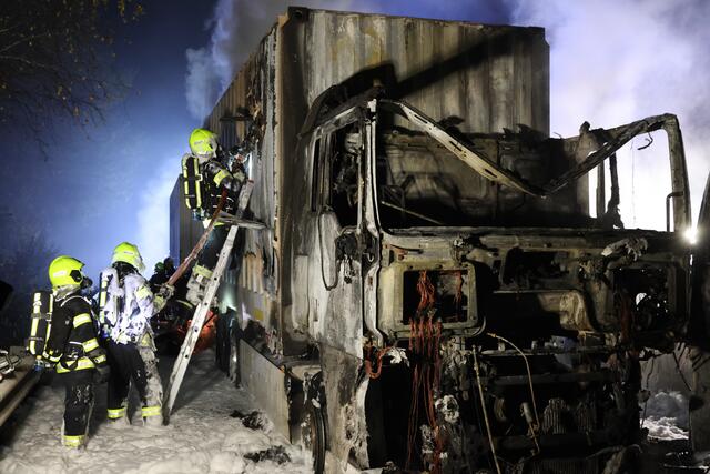 Nur noch ein Wrack: Die Kabine des Lkw ist komplett ausgebrannt. | Foto: laumat.at