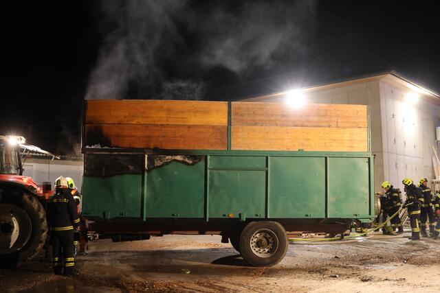 Vier Feuerwehren bei Brand eines Hackschnitzel-Anhängers auf einem Bauernhof in Eberstalzell. | Foto: laumat.at