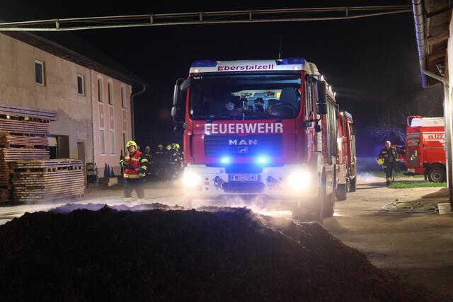Vier Feuerwehren bei Brand eines Hackschnitzel-Anhängers auf einem Bauernhof in Eberstalzell. | Foto: laumat.at