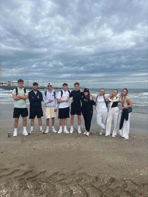 Eine Schülergruppe am Strand nahe Ravenna