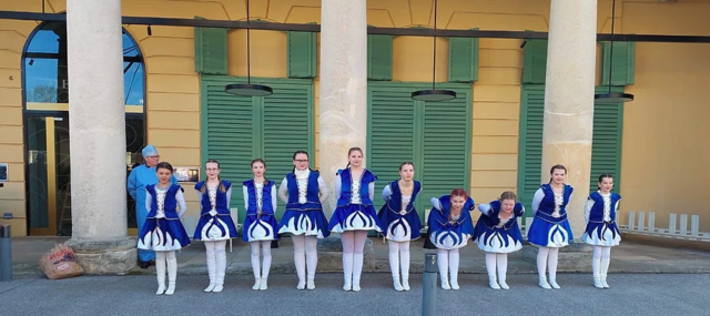 Die Faschingsgilde besteht 43 Gardemädchen und einem Gardebuben. | Foto: Faschingsgilde Loretto