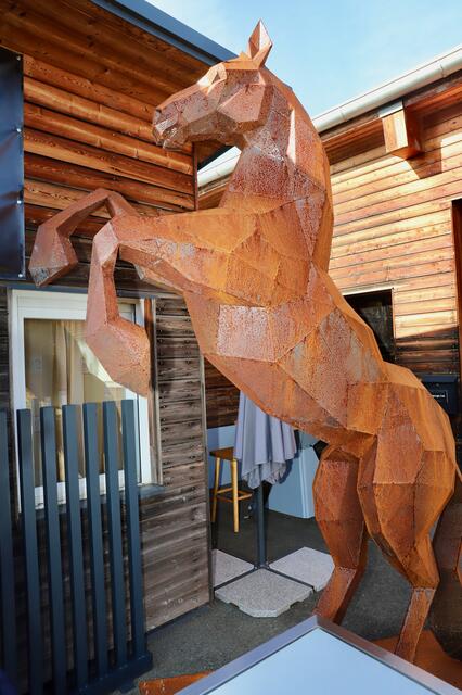 Auch lebensgroße Metallskulpturen zählen zum Angebot. | Foto: Alfred Mayer