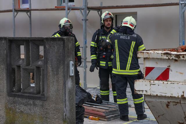Ein Hausbesitzer in Wels-Schafwiesen wurde von Rotem Kreuz und Feuerwehr tot aufgefunden. Allem Anschein nach soll eine CO-Vergiftung den Mann getötet haben. | Foto: laumat.at