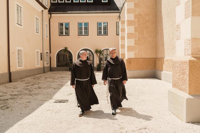 Pater Emmanuel und Provisor Terentius (von links) im Innenhof des Villacher Franziskanerklosters | Foto: Franziskaner