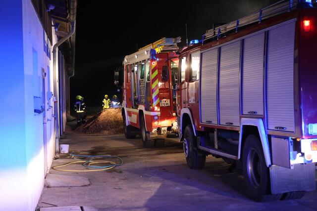 Vier Feuerwehren bei Brand eines Hackschnitzel-Anhängers auf einem Bauernhof in Eberstalzell. | Foto: laumat.at