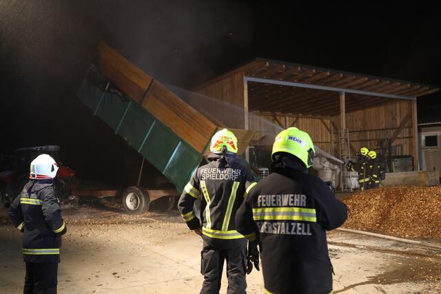 Vier Feuerwehren bei Brand eines Hackschnitzel-Anhängers auf einem Bauernhof in Eberstalzell. | Foto: laumat.at