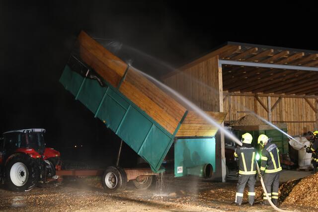 Vier Feuerwehren bei Brand eines Hackschnitzel-Anhängers auf einem Bauernhof in Eberstalzell. | Foto: laumat.at
