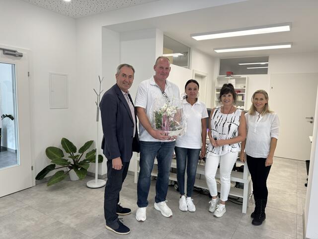 Bürgermeister Franz Feirer gratuliert dem Ehepaar Kalkhofer und den Ordinationsgehilfinnen Gertrude Kröpfl und Sonja Magg zur Ordinationseröffnung. | Foto: Gemeinde Stallhofen