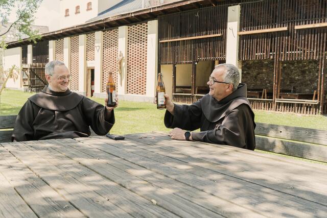 Das Bierbrauen überlassen Pfarrprovisor Terentius Gizdon (rechts), Kaplan Norbert Pleschberger (nicht am Bild) und Kaplan Emmanuel-Maria Fitz (links) der Villacher Brauerei. | Foto: Franziskaner