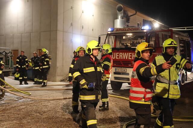 Vier Feuerwehren bei Brand eines Hackschnitzel-Anhängers auf einem Bauernhof in Eberstalzell. | Foto: laumat.at