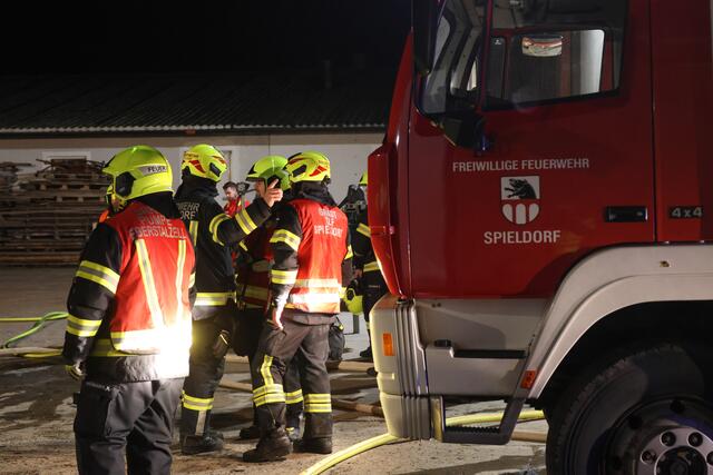 Vier Feuerwehren bei Brand eines Hackschnitzel-Anhängers auf einem Bauernhof in Eberstalzell. | Foto: laumat.at