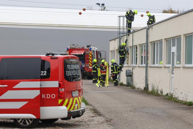 Nach einem befürchteten Brand in einer Tischlerei in Eberstalzell führte die Feuerwehr eine Brandkontrolle durch. | Foto: laumat.at