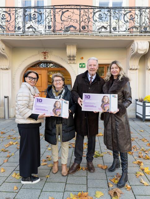 Anneliese Blümel (Wohndekoration Blümel), Stadrätin Erika Buchinger, Bürgermeister Klaus Schneeberger und Ivana Schüler (Minki Boutique). | Foto: Stadt Wiener Neustadt/Weller