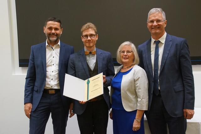 Bürgermeister Andreas Lindorfer, Preisträger Thomas Eckerstorfer, Kulturstadträtin Maria Hauer, Raiffeisen- Geschäftsstellenleiter Peter Weissenberger bei der Preisverleihung im Saal der Raiffeisenbank Rohrbach.  | Foto: Helmut Eder
