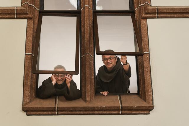 Kaplan Emmanuel-Maria Fitz und Pfarrprovisor Terentius Gizdon (von links) hinter den Villacher Klostermauern | Foto: Franziskaner