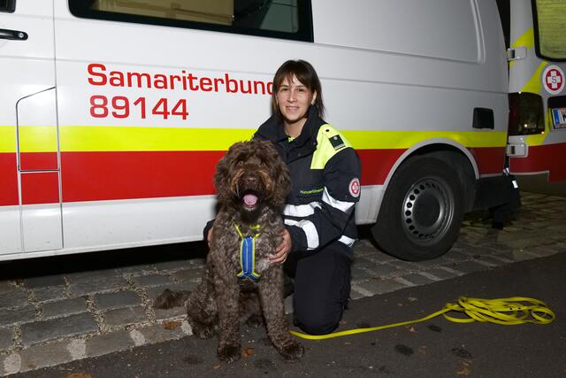 Viktoria mit ihrem Suchhund Woody, der momentan noch in Ausbildung ist.  | Foto: Maximilian Spitzauer/MeinBezirk