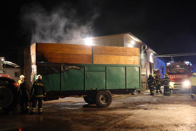 Vier Feuerwehren bei Brand eines Hackschnitzel-Anhängers auf einem Bauernhof in Eberstalzell. | Foto: laumat.at