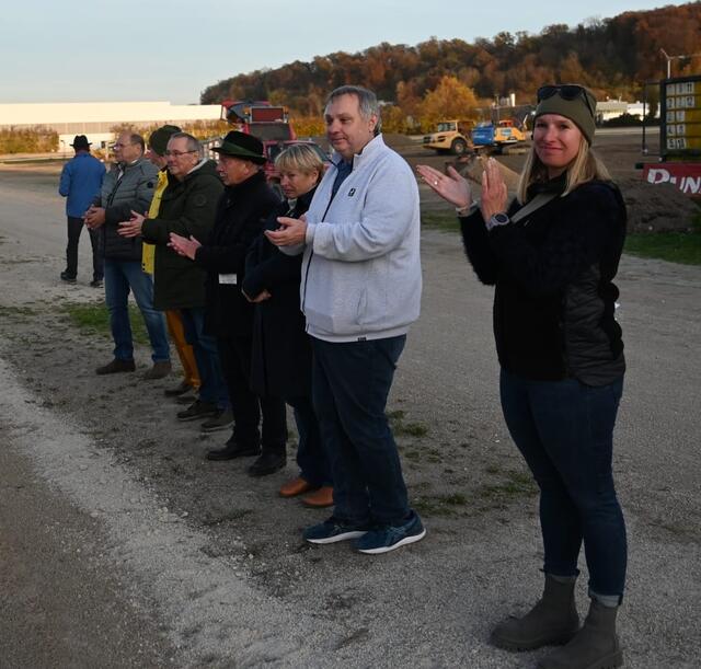 Obmann Moisl und die Richter applaudieren dem Sieger.