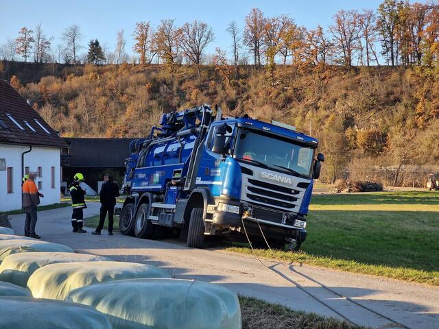 Die Einsatzkräfte sicherten den LKW zunächst mit einer Seilwinde und zogen ihn mit einer zweiten Seilwinde behutsam zurück auf die Fahrbahn.  | Foto: DOKU-NÖ