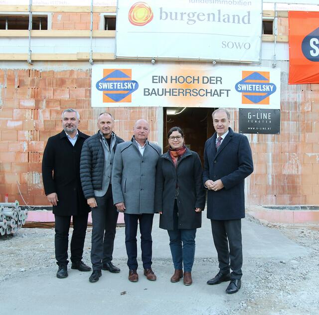 Infrastrukturlandesrat Mag. Heinrich Dorner, Bauverantwortlicher Firma Swietelsky, Bürgermeister Andreas Tremmel, SOWO-Geschäftsführerin Melanie Piskernik, Soziallandesrat Dr. Leonhard Schneemann. | Foto: Landesmedienservice Burgenland / Dorothea Müllner-Frühwirth