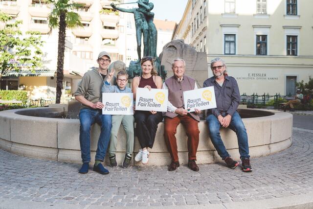 Die Agendagruppe "Raum FairTeilen" setzt sich für einen autofreien Mozartplatz ein. Darunter Martin Niegl (v. l.) mit seinem Sohn Clemens sowie Christine Schleifer-Tippl, Hans-Peter Degischer und Thomas Haunschmid. | Foto: Lokale Agenda 21 Wien/Tim Dornaus
