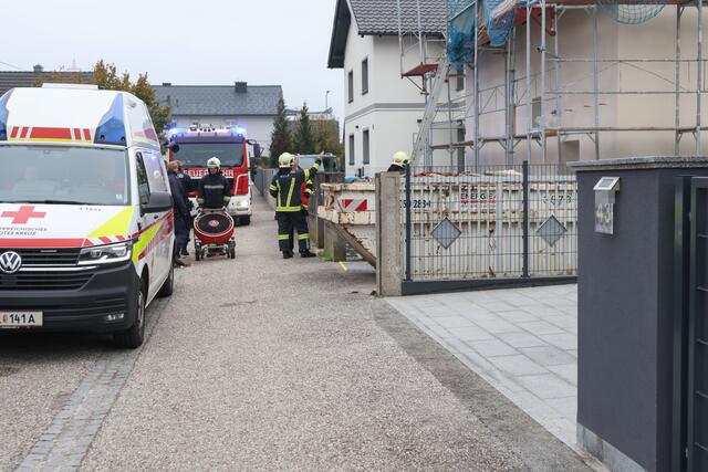 Ein Hausbesitzer in Wels-Schafwiesen wurde von Rotem Kreuz und Feuerwehr tot aufgefunden. Allem Anschein nach soll eine CO-Vergiftung den Mann getötet haben. | Foto: laumat.at