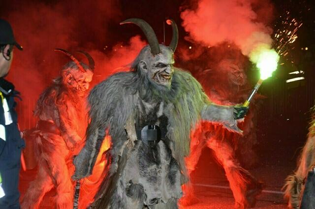 Viele Kinder fürchten sich vor dem Höllenspektakel und den schaurigen Masken bei Krampusläufen. Für sie gibt es in zahlreichen steirischen Gemeinden Kuschelkrampusse, Engerl und Nikolos.  | Foto: Anita Galler