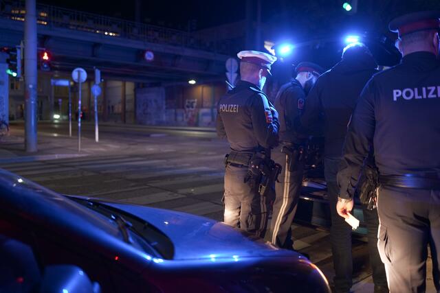 Die Roadrunner-Szene beschreibt eine Ansammlung von Menschen, tendenziell junge Männer und vereinzelt Frauen, welche sich meist in der Nacht treffen, um mit ihren Autos zu prahlen.  | Foto: Max Spitzauer/RMW