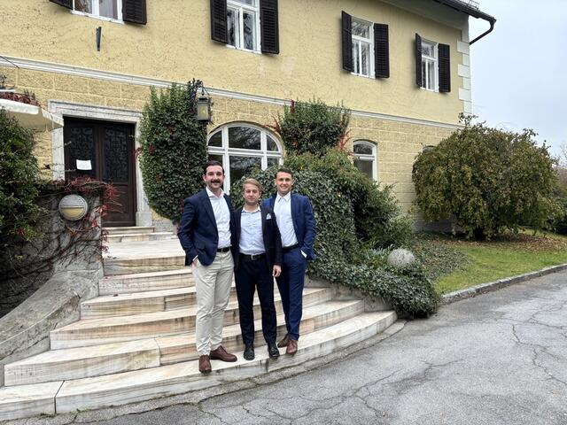 Kevin Joham, Jakob Reif und Daniel Billy Kreuzer (v.li.n.re.) vor dem Schloss Hunnenbrunn, in dem sich das Büro der drei Jungunternehmer befindet.  | Foto: MeinBezirk