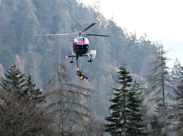 Der Polizeihubschrauber war im Bergeeinsatz. | Foto: ZOOM-Tirol