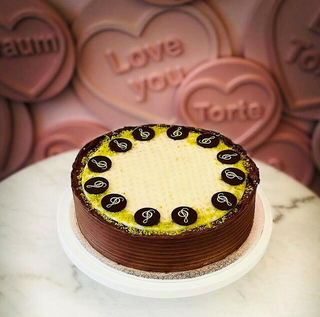 Die Josef-Torte ist eine Pistazien-Marzipan-Torte kombiniert Pistazienbiskuit mit Schokobiskuit,
Vanillecreme. Sie gilt als eine Würdigung des jüngsten Strauss-Bruders. | Foto: House of Strauss