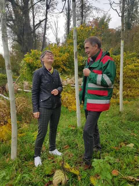 Bezirksvorsteherin Silvia Nossek (Grüne) im Gespräch mit Rainer Weisgram, Direktor der Wiener Stadtgärten. | Foto: BV18