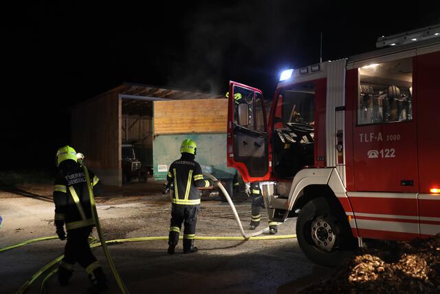 Vier Feuerwehren bei Brand eines Hackschnitzel-Anhängers auf einem Bauernhof in Eberstalzell. | Foto: laumat.at