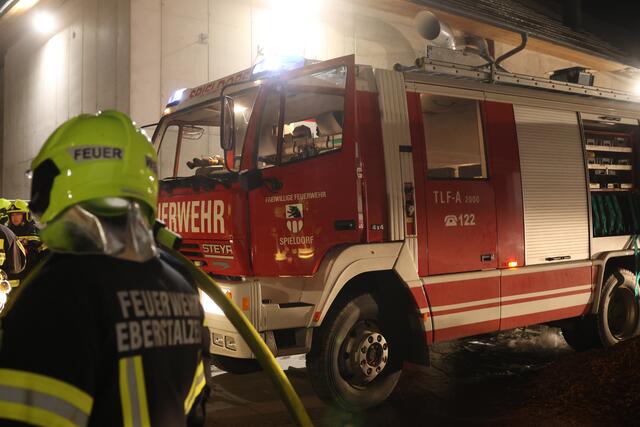 Vier Feuerwehren bei Brand eines Hackschnitzel-Anhängers auf einem Bauernhof in Eberstalzell. | Foto: laumat.at
