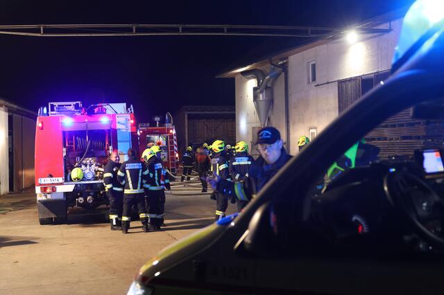 Vier Feuerwehren bei Brand eines Hackschnitzel-Anhängers auf einem Bauernhof in Eberstalzell. | Foto: laumat.at