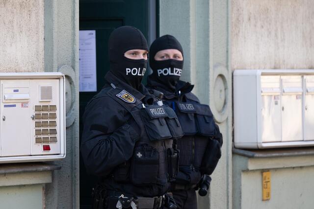 Die beiden Enkel von FPÖ-Politiker Hans Jörg Schimanek Senior sollen mit weiteren mutmaßlichen Rechtsextremisten bei Razzien in Deutschland und Österreich festgenommen worden sein. | Foto:  Sebastian Kahnert / dpa / picturedesk.com