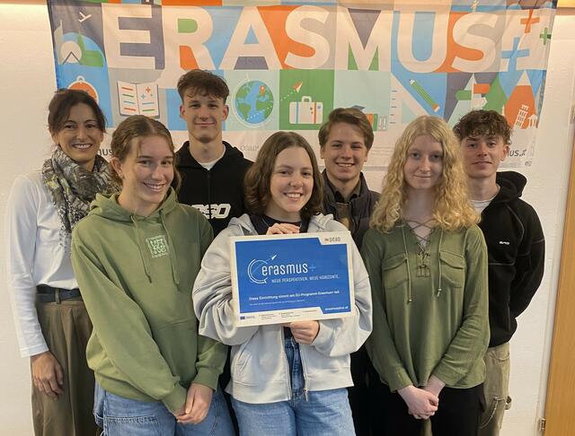 Die Schülervertretung der BHAK Spittal mit Prof. Christina Kendi | Foto: BHAK Spittal/Drau