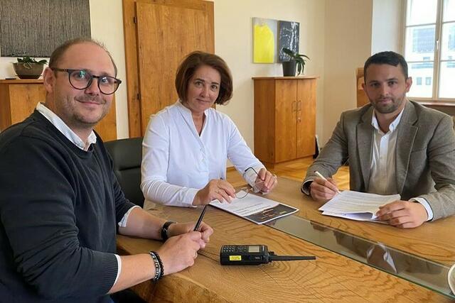 Bezirkshauptfrau Michaela Rohrmoser mit Katastrophenreferent Christoph Wiedl (li.) und Bezirkssekretär Nikolai Baumgartner (re.) beim Vorbereiten des Drehbuches für die Blackoutübung. | Foto: BH Tamsweg 
