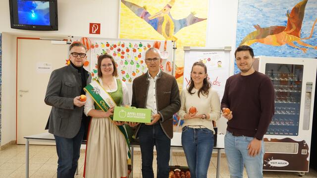Der Köflacher Bürgermeister Helmut Linhart, Obstkönigin Kristin Maigl, der Obmann der steirischen Apfelbauern Manfred Kohlfürst, Direktor-Stellvertreterin der Mittelschule Köflach Lisa Ofner und der Direktor der Mittelschule Manuel Kohlbacher | Foto: Schrapf