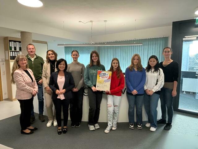 Karin Fuchs, Arthur Buchhöcker, Sandra Köninger-Pfeiffer, Margit Göll und Sophia Fragner mit Zoey, Anika, Emily, Nayeli und Raffaela. | Foto: Pilz