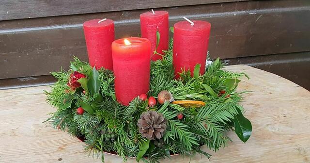 Die vier Kerzen, die Woche für Woche entzündet werden, symbolisieren die Annäherung an das Weihnachtsfest und verkünden die Ankunft des Lichts in der Dunkelheit. | Foto: Puch bei Salzburg