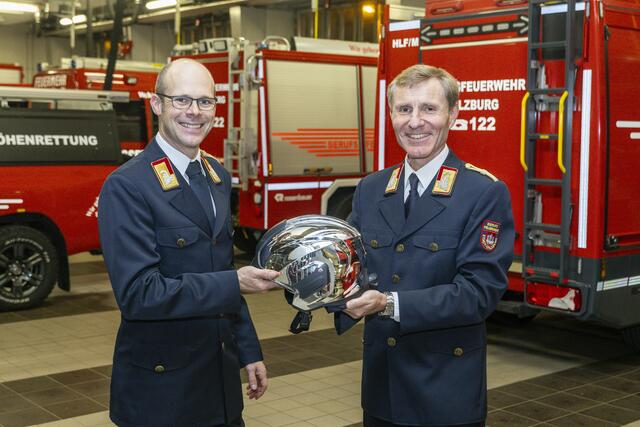 Übergabe des Kommandanten-Helms: Werner Kloiber (links) und Reinhold Ortler | Foto: Stadt Salzburg/Herbert Rohrer/Wildbild