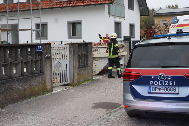 Ein Hausbesitzer in Wels-Schafwiesen wurde von Rotem Kreuz und Feuerwehr tot aufgefunden. Allem Anschein nach soll eine CO-Vergiftung den Mann getötet haben. | Foto: laumat.at